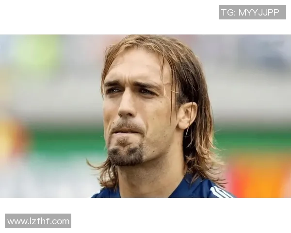 足球场上的风采与魅力长发飘逸的足球明星们展现独特个性与风格