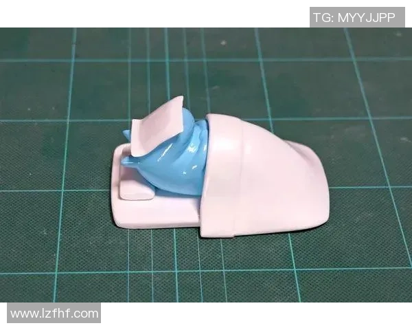 手工捏制足球明星的详细步骤与技巧分享,让你轻松打造个性化球员模型 手工捏制足球明星的详细步骤与技巧分享,让你轻松打造个性化球员模型